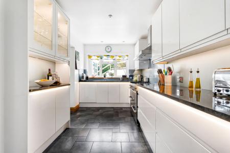 20 Kitchen.JPG
