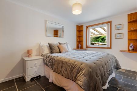 A22 - 10 Coombe Mead