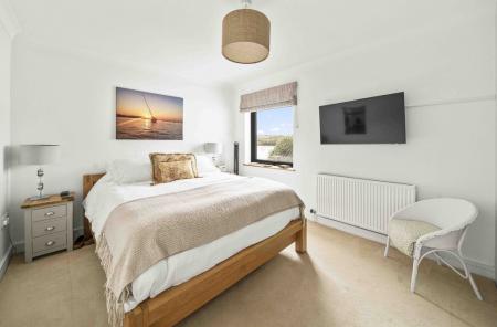 1 Clipper Quay - Bed