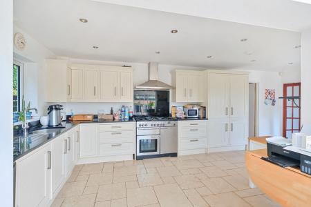 1372885-6-68ff83ea39