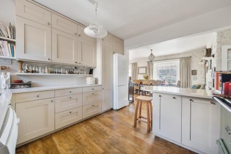 1372752-37-691b69673