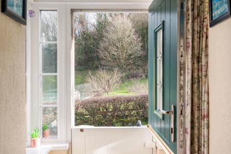 1408244-24-6982277c6