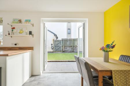 1410406-8-698df2c7ce