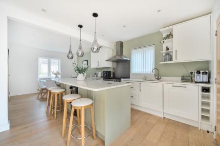 1409835-7-698dd98e8d