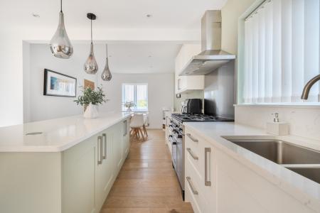 1409835-6-698dd97abc