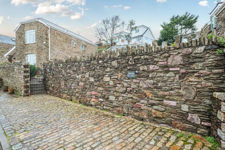 1387868-1-698b03d832