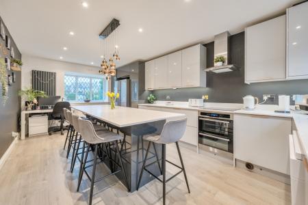 1411384-7-6998539437