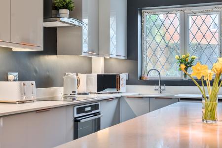 1411384-29-6998557b5