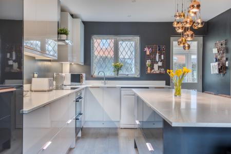 1411384-28-69985568e