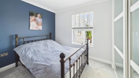 CAM01577G0-PR1033-STILL019