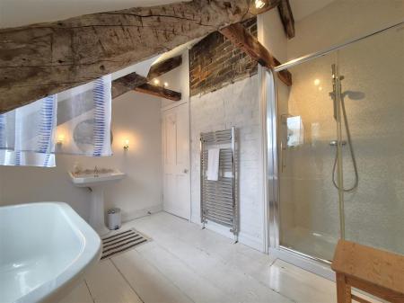 Family bathroom 2.jpg