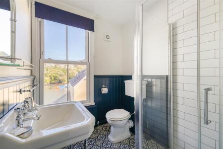 1st floor bathroom.jpg