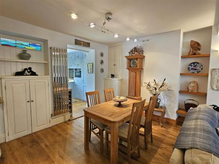 Dining area (2).jpg