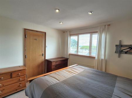 Front bedroom (2).jpg