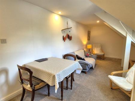 Sitting room/dining room top apt