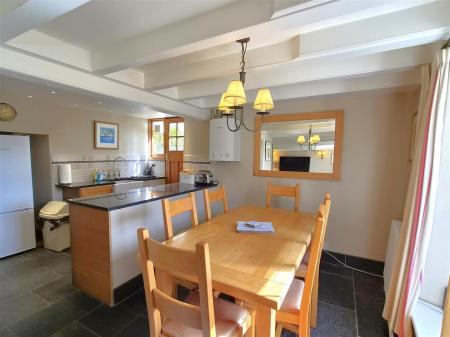 Kitchen dining area.jpg