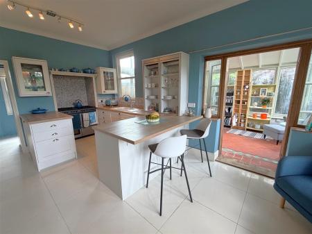 kitchen dining.jpg