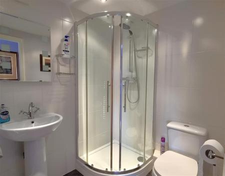 en suite to Bed 2.jpg
