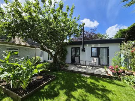 Hygga and rear garden