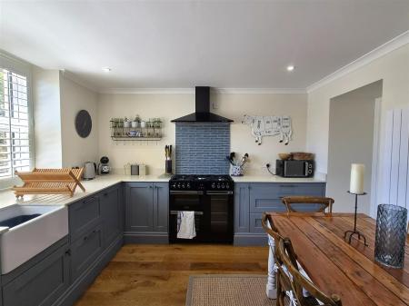 Kitchen 4.jpg