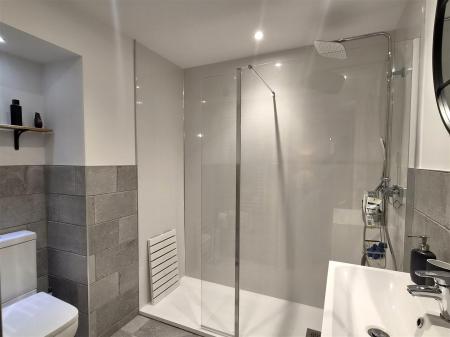 Shower room en suite.jpg