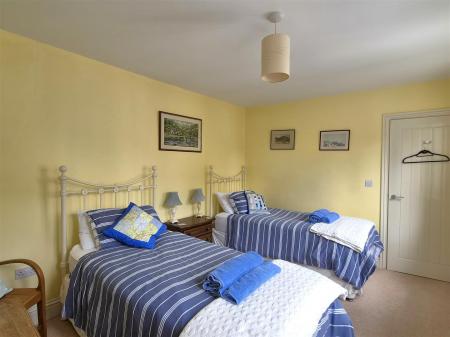 twin room 2.jpg