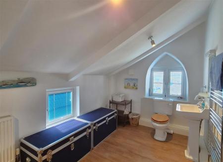 Principal bedroom en suite.jpg