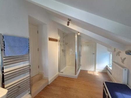 Shower room en suite.jpg