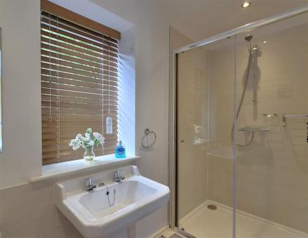 En suite twin room.jpg
