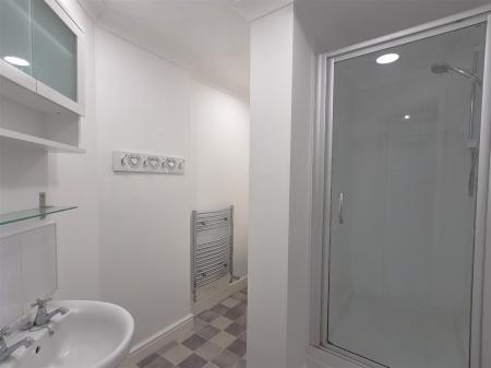 Shower room en suite.jpg