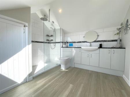 ensuite.jpg