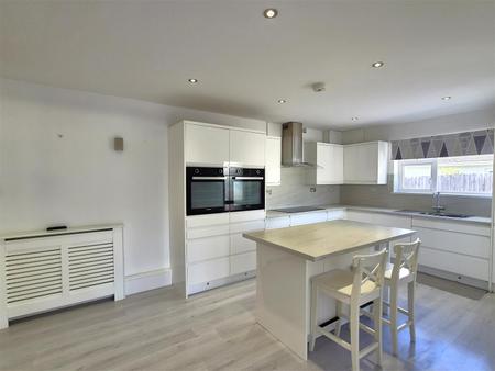 kitchen 2.jpg