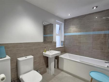 Bedroom en suite bathroom