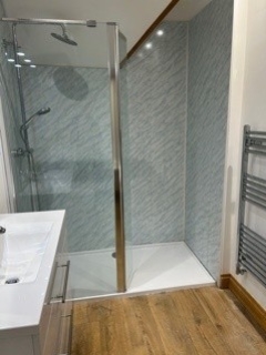 9 The Stables bedroom ensuite