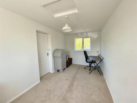 3 Adswood Grove-7.jpg