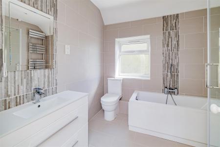 Main Bathroom.jpg
