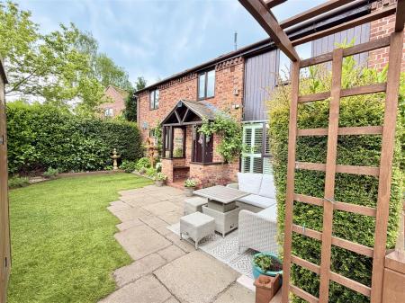 2 Astley Court-6.jpg