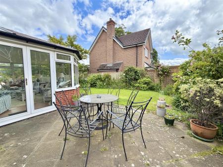 2 Capel Close-6.jpg