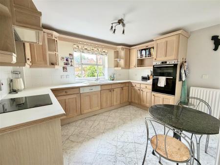 2 Capel Close-5.jpg