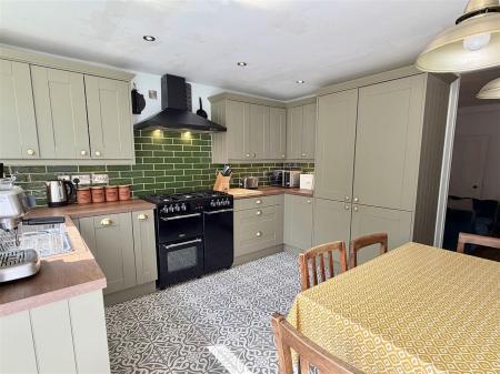 11 Coton Crescent-9.jpg