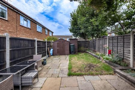 16a Amesbury Close (13).jpg