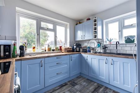 16a Amesbury Close (4).jpg