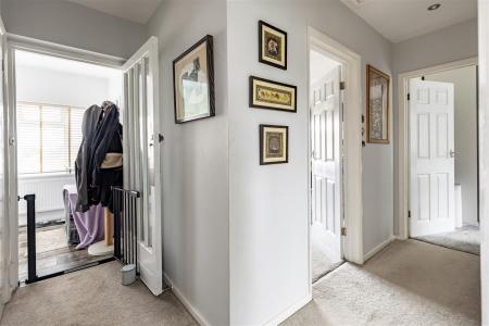 16a Amesbury Close (6).jpg