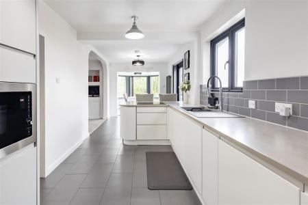 4, Forest Close (11).jpg