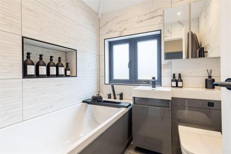 4, Forest Close (16).jpg