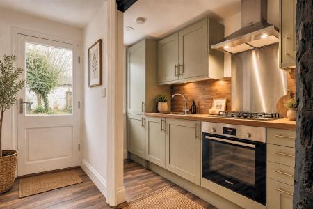 KITCHEN 2.jpg