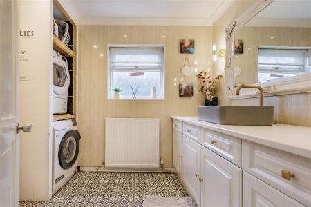 26 Larkshall Cres (12).jpg