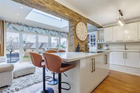 26 Larkshall Cres (4).jpg