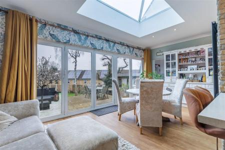 26 Larkshall Cres (5).jpg