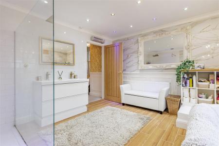 26 Larkshall Cres (24).jpg